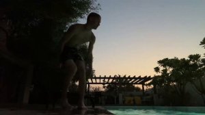 Даня Милохин КУПАЕТСЯ в бассейне и отвечает на ВОПРОСЫ подписчиков | Стрим от 04.06.2023