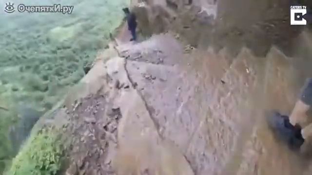 Крутой спуск !! Парень не боится быстро спускаться