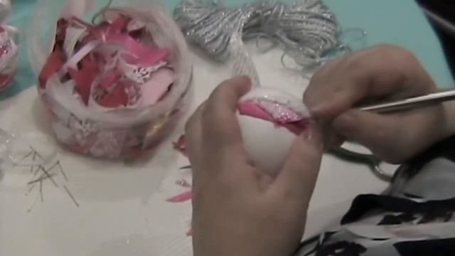 Как сделать новогодний шар на елку из лоскутов смотреть онлайн