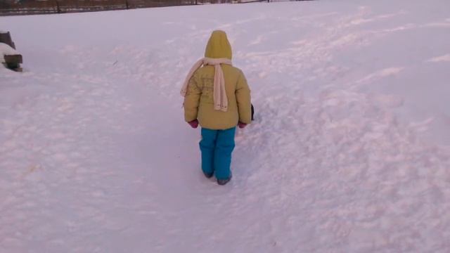 Русская европейская лайка играет с ребенком смотреть онлайн