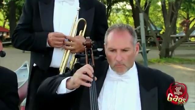 Прикол с акулой на пляже :) смотреть онлайн