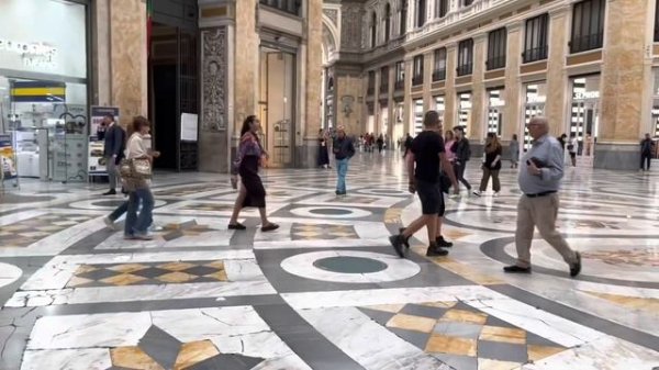 Неаполь STREETSTYLE Италия сентябрь 2022. Галерея Умберто 1. Pull and Bear