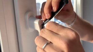 Как открыть пластиковое окно с детским замком если потеряли ключ