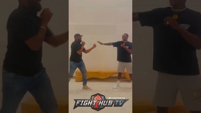 ISRAEL ADESANYA & JON JONES SPAR AFTER MEETING; BOTH GRAPPLE IN CLINCH! смотреть онлайн