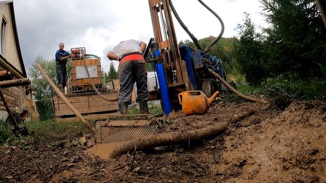 неглубокая скважина на камнях ,14 метров.