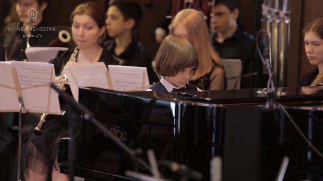 Strauss's "By the Beautiful Blue Danube" by 7-year old pianist and orchestra смотреть онлайн