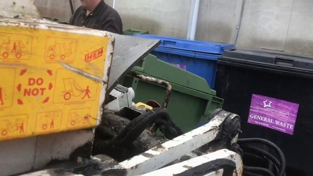 *Squeaky packer* Panda Renault C 330 8x4 + Heil Big Bite Body collecting commercial waste смотреть онлайн