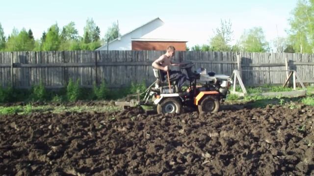 Полноприводный трактор 4х4, первая борозда.avi смотреть онлайн