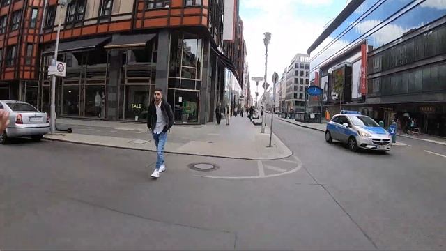 Walking in Friedrichstraße, Berlin смотреть онлайн