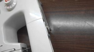 Стучит швейная машинка. Одна из причин почему это может произойти.