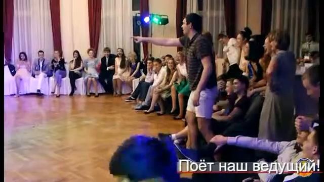 Ведущий весело и задорно ведет мероприятие в школе смотреть онлайн