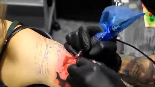 Цветная татуировка на плече девушки. Цветы. Реализм. Мастер Николай Барабаш. смотреть онлайн