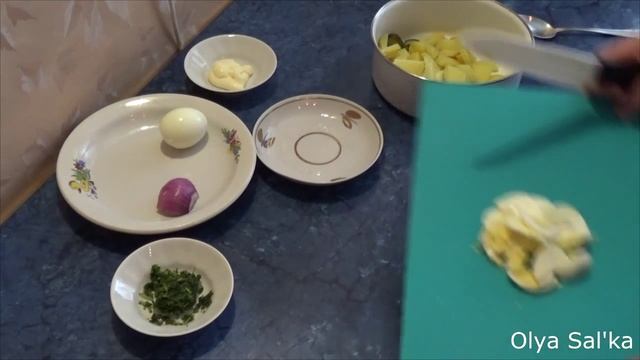 #Салат "Простой" с соленым огурцом и яйцами.# Видеорецепт. смотреть онлайн