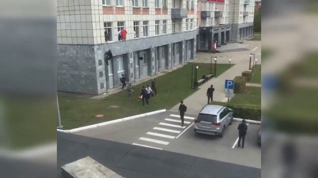 Стрельба у здания Пермского университета. Есть пострадавшие смотреть онлайн