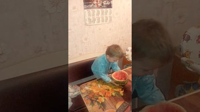 Как правильно есть арбуз))) смотреть онлайн