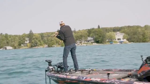 KVD Throws an Umbrella Rig - bass fishing tips and highlights with Kevin VanDam смотреть онлайн