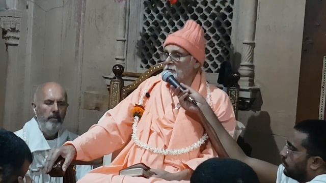 Шрила Б.В.Бхарати Махарадж. 7-ой и 8-ой стих «Шикшаштаки». Вриндаван, 29.10.2016 г. Часть 2. смотреть онлайн