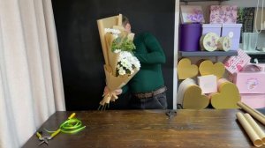 КАК СОБРАТЬ И УПАКОВАТЬ БУКЕТ ИЗ ТРЕХ КУСТОВЫХ ХРИЗАНТЕМ