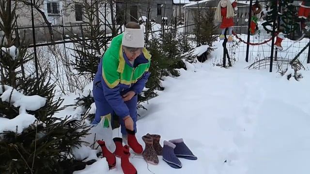 Тапочки ,сапожки на снегу .
