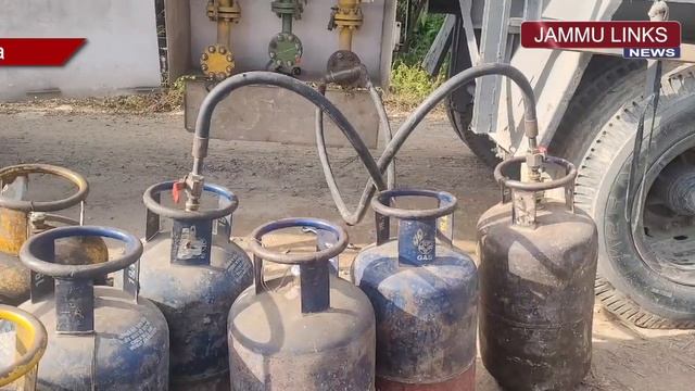 Samba police seizes 2 Indane Gas tankers, 41 big gas cylinders смотреть онлайн