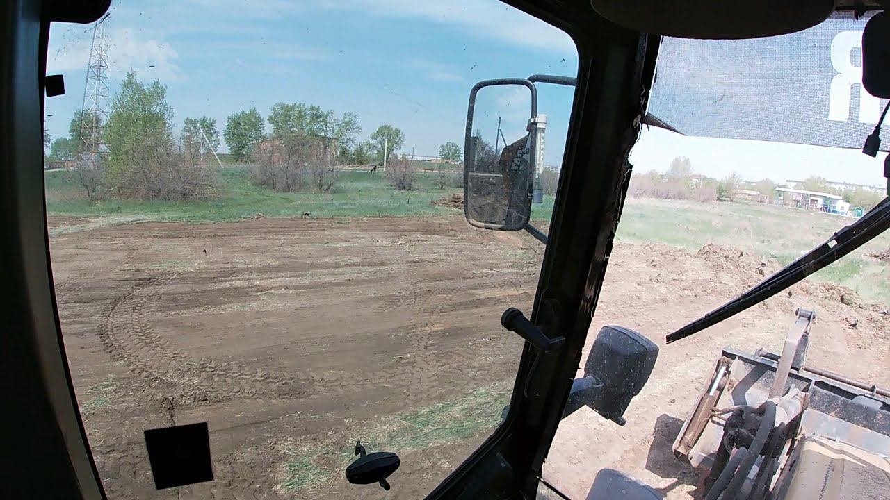 Как срезать дёрн экскаватором-погрузчиком. смотреть онлайн