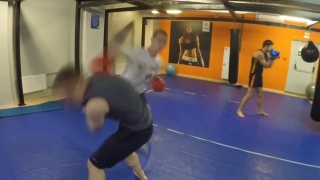 Русский школьник дерется в качалке смотреть онлайн