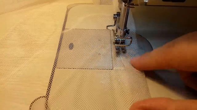 Шьем тюль - сетка с темным рисунком по краю. Ткань переворачиваем, что рисунок был по краю! смотреть онлайн