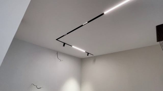 Тканевые натяжные потолки Descor в квартире со встраиваемыми треками SLOTT for TECHNOLIGHT. смотреть онлайн