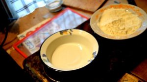 Хохол под грибами делает котлетки