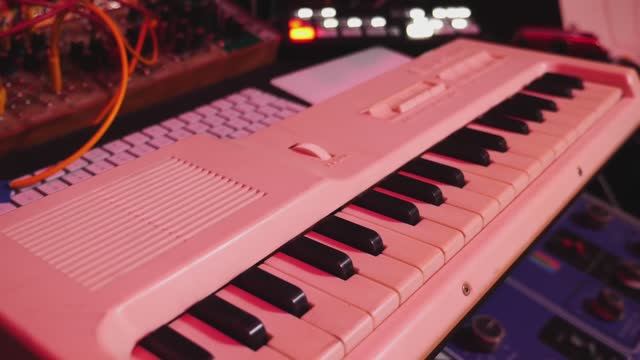 Обзор советского синтезатора ФАЭМИ от Hainbach смотреть онлайн