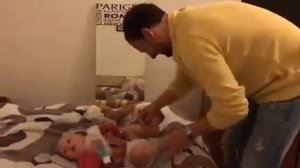Папа поменял дочке памперс