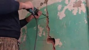 Штробление стен под электропроводку перфоратором.