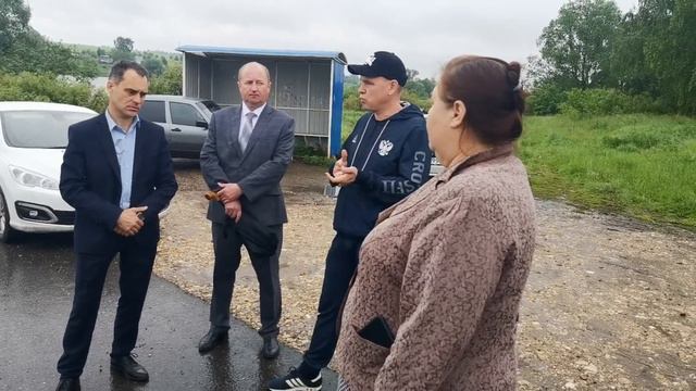 Выгнал чиновницу с позором/пытаются уйти от ответственности.