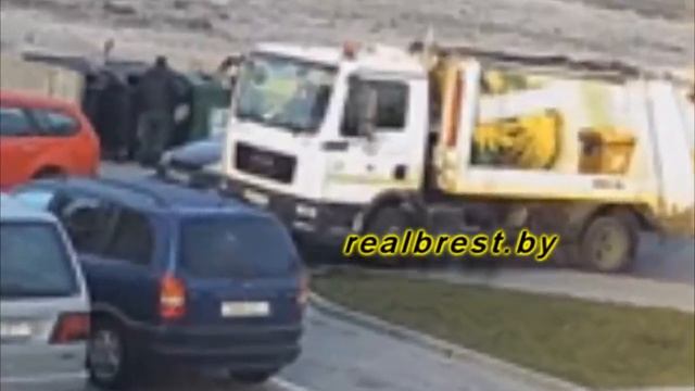 ВОДИТЕЛЬ МУСОРОВОЗА УДИВИЛ СВОИМ ПОСТУПКОМ смотреть онлайн