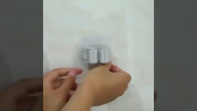 Самоклеящийся настенный роликовый держатель для швабры и кухонных приборов смотреть онлайн
