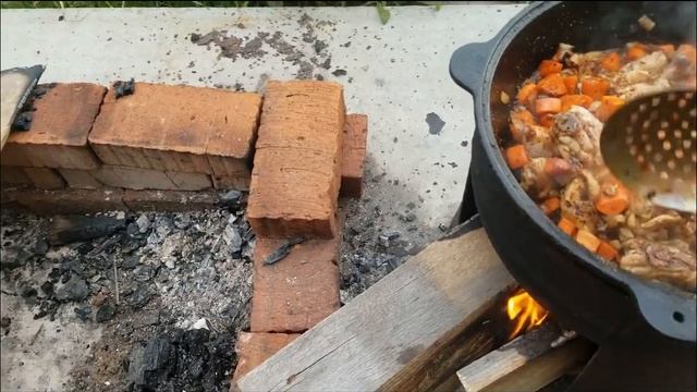 Вкуснейшая Тушеная картошечка с курочкой морковкой и луком без фанатизма на костре смотреть онлайн