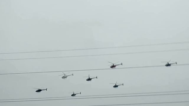 В Москве на 8 марта вертолёты пролетели над МКАДом смотреть онлайн