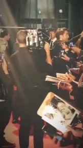 Rob con los fans. Es un Amor este hombre - Fuente смотреть онлайн