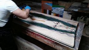 Покрытие  столешницы из ясеня и эпоксидной смолы маслом saicos.