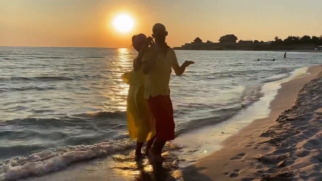 Merengue dancing. Sunset on the beach. Natalia & Andrey Korzun. Elvis Crespo - Me arrepiento смотреть онлайн