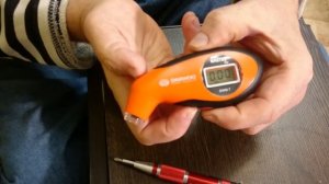 Манометр автомобильный. Замена батареек с танцами.