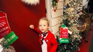 Настя Покупает елку и игрушки на новый год