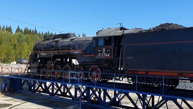 Разворот паровоза ретропоезда 