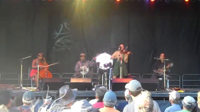 Carolina Chocolate Drops Performing Hit 'Em Up Style at Delfest 2013 смотреть онлайн