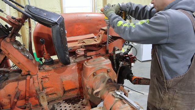 Starting repairs on the Allis Chalmers D17. Tear down day. Removing parts of back half of tracto смотреть онлайн