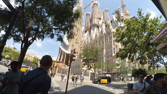 Улицами Барселоны, подходим к Саграда Фамилия смотреть онлайн