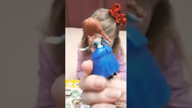 Распаковка Анна из Холодного Сердце . (Disney Frozen Мини-кукла Анна C1191) смотреть онлайн