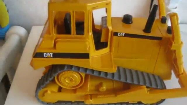 Видео обзоры игрушек - Экскаватор CAT смотреть онлайн