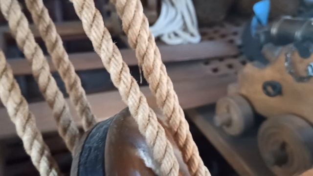 7.10.21г. Детский морской клуб. Экскурсия, ботик Петра, экспонаты одежды, оружия, детали.