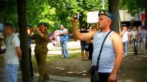 Камуфляж, тельняшка, голубой берет... За ВДВ